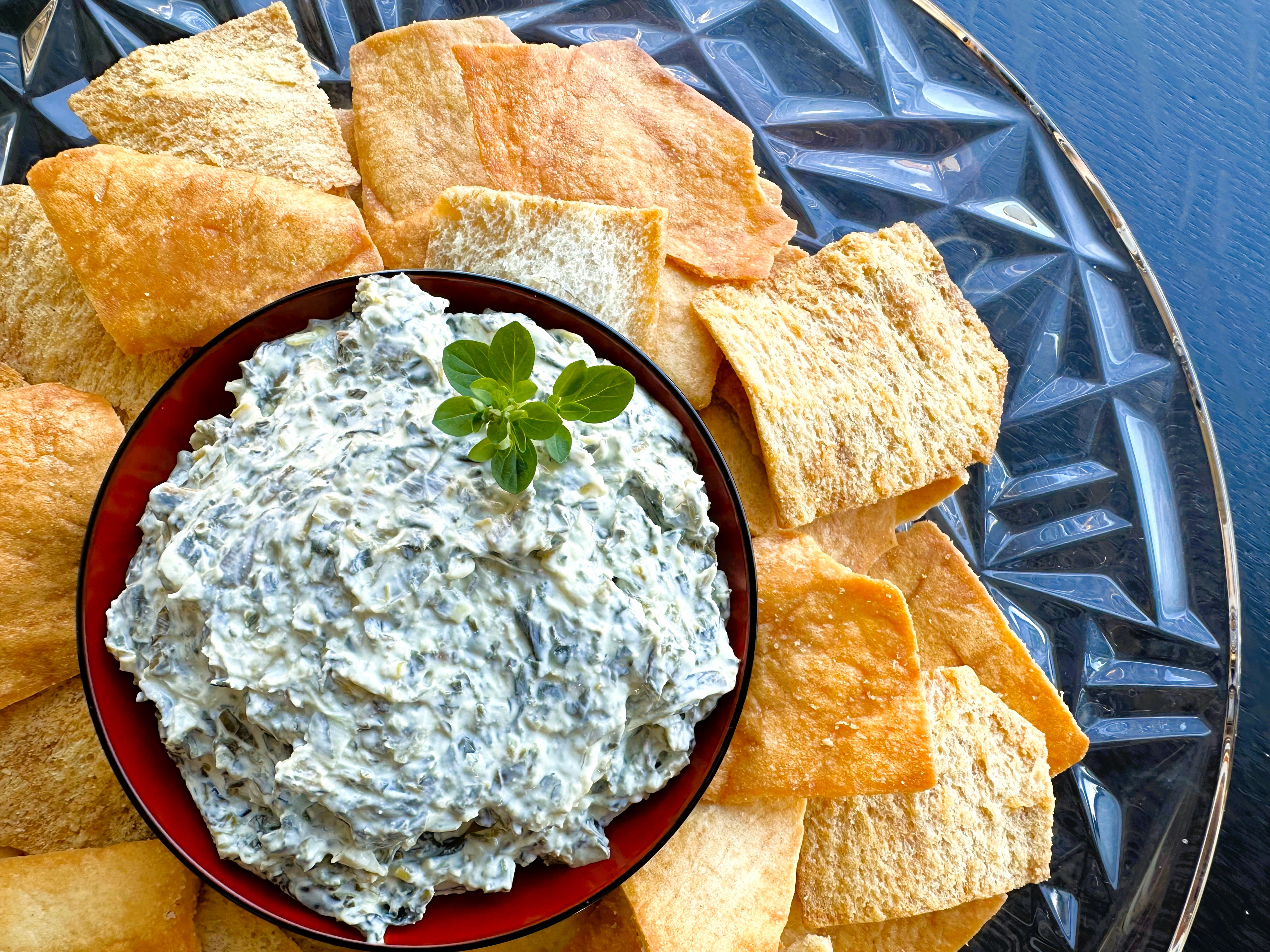 Bowl of yogurt dip with crackers on the side